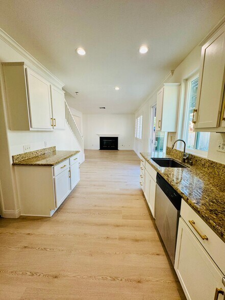 Building Photo - 15 Ametrine Way