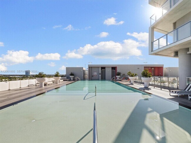 Building Photo - 2000 Metropica Wy