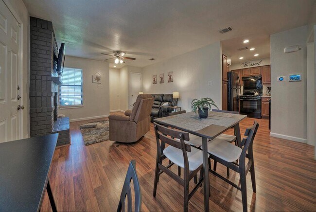 Building Photo - 1004 Hyridge St