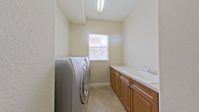 Building Photo - Beautiful 4-bedroom , 4 bathroom House wit...