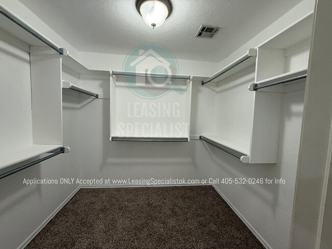 Building Photo - West Norman 3 Bed 2 Bath Garden home!