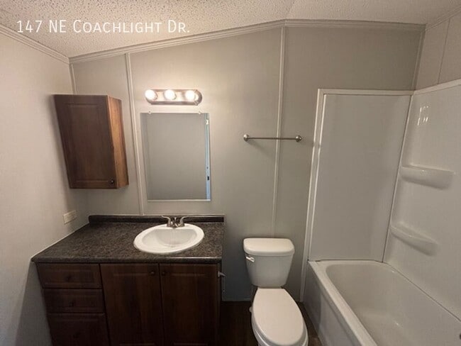 Building Photo - 147 Coachlight Dr