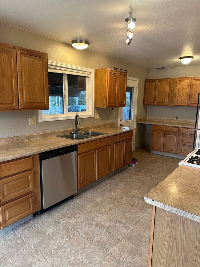 Building Photo - 4943-4945 Vance DR - SL