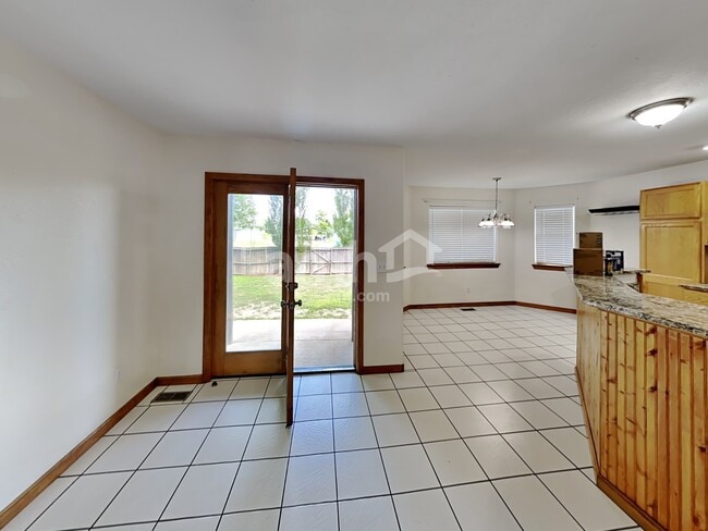 Building Photo - 522 N 8th Ct