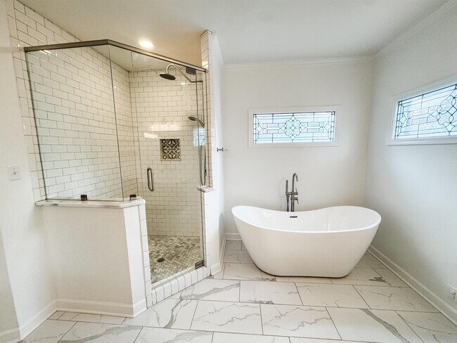 Building Photo - 705 Cotham Dr