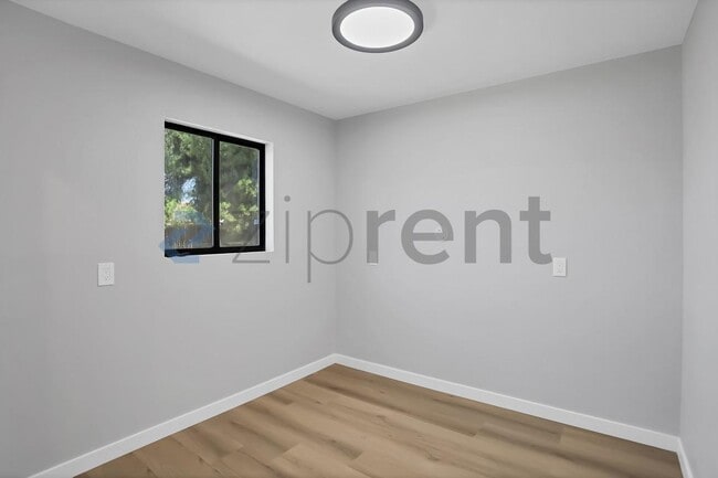 Building Photo - Unit
