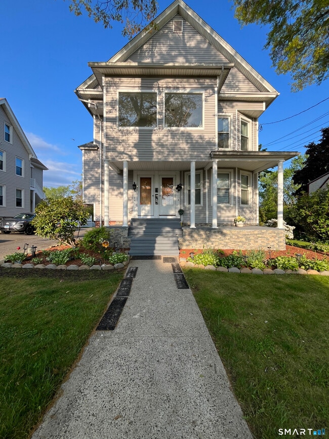 Building Photo - 553 Townsend Ave
