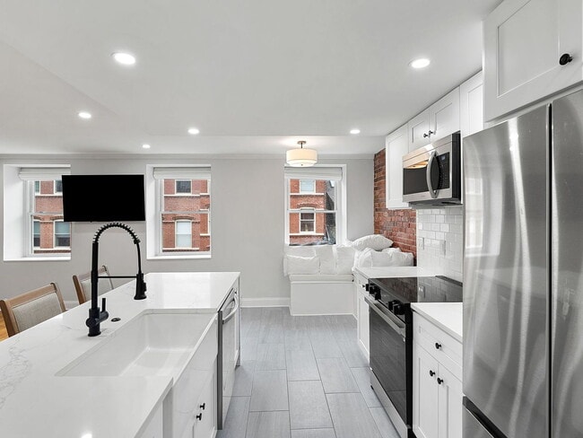 Building Photo - "Charming 2-Bedroom Retreat in the Heart of Boston's Vibrant North End"