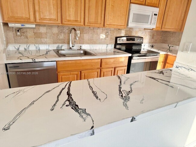 Building Photo - 505 S Pine Island Rd