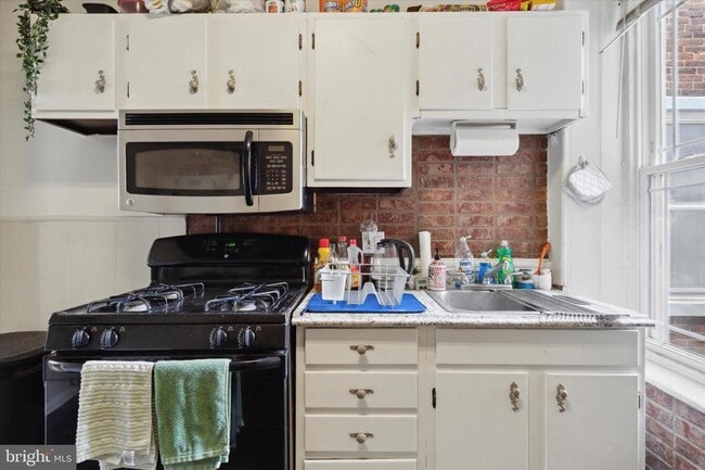 Building Photo - 3215 Hamilton St