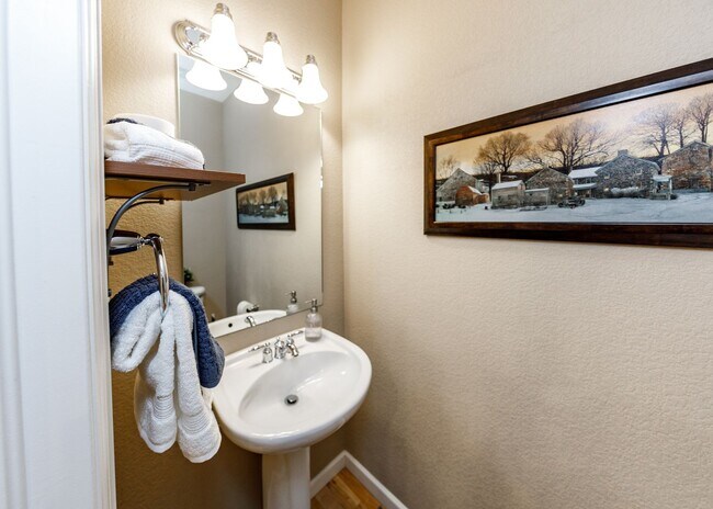 Building Photo - Fully Furnished Downtown 2 Bed, 4 Bath Executive Townhouse