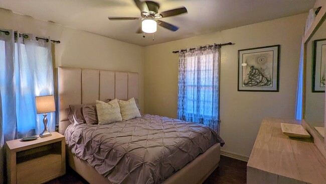 Building Photo - Furnished Corporate 2 Bed 1 Bath 1 Car Gar...