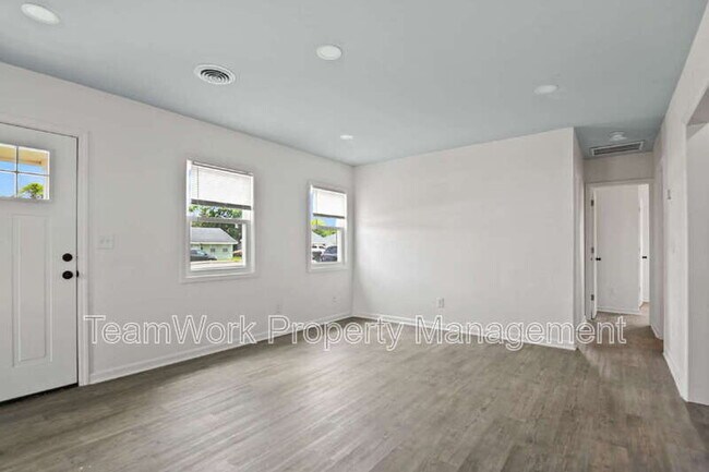Building Photo - 3033 Azalea Dr