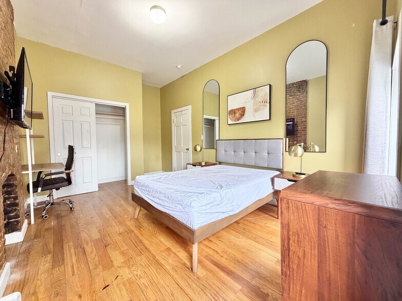 Building Photo - Furnished room/NOT APARTMENT