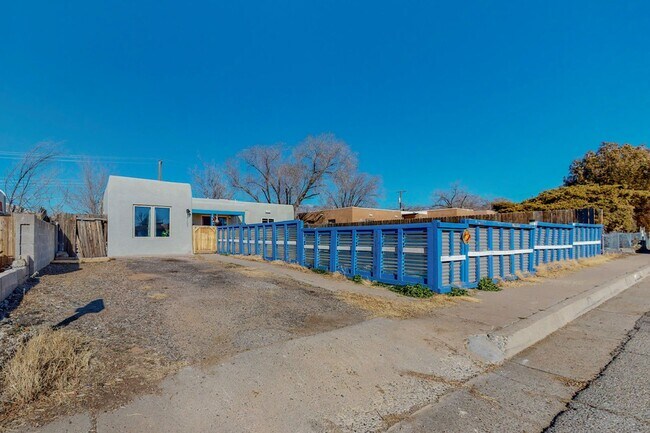 Building Photo - Charming NE Heights 3 Bedroom 2 Bath