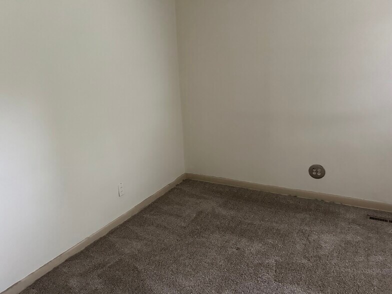 BEDROOM - 808 N Sheridan St