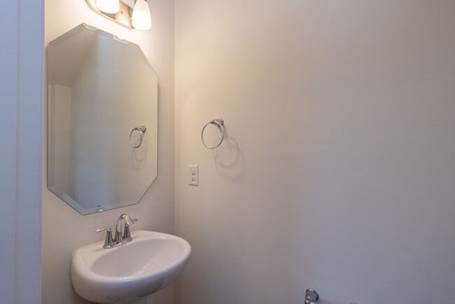 Building Photo - 3 Bedroom Townhome Bonterra Village AVAILA...