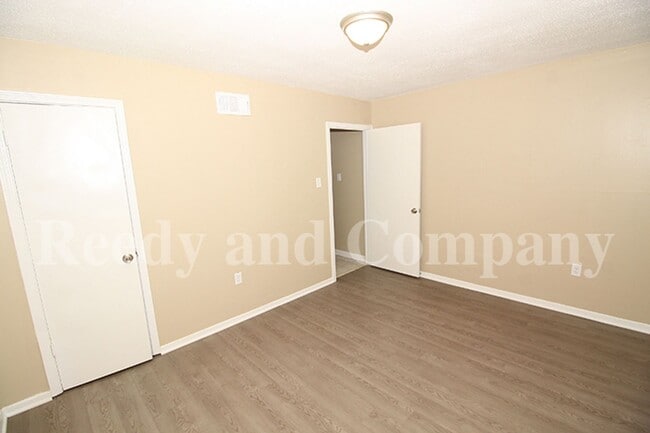 Building Photo - Duplex near Summer Ave. !!!FULL FIRST MONTH RENT FREE!!!