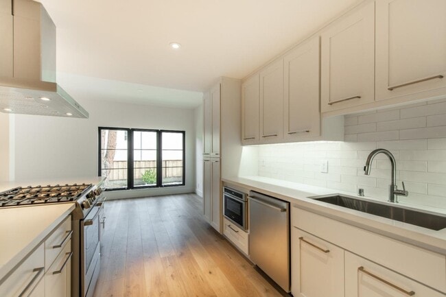 Building Photo - 1326 Hoover St