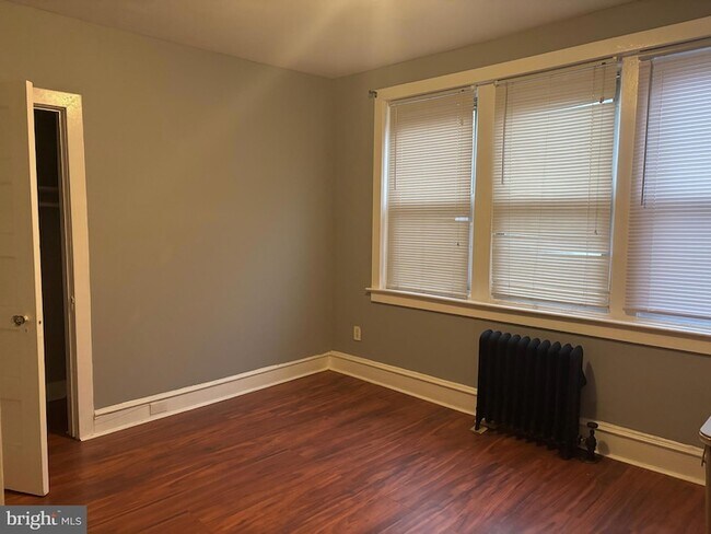 Building Photo - 649 W State St