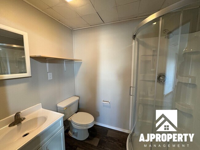 Building Photo - 213 W 39th St