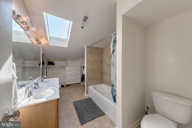 Building Photo - 303 S Washington St