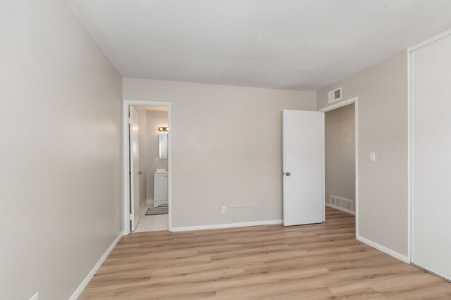 Building Photo - Gorgeous remodeled 3bd 2 bath home availab...