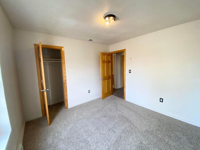 Building Photo - 910 11th Ave NW