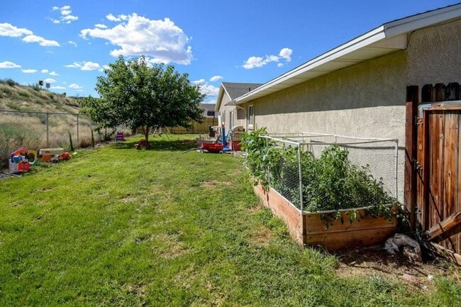 Building Photo - Bloomington Hills Beauty