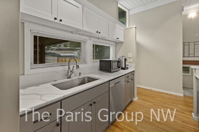 Building Photo - Fantastic Modernized Bridle Trails Mid Century Home * Central A/C, EV Charger, Exceptional Outdoo...