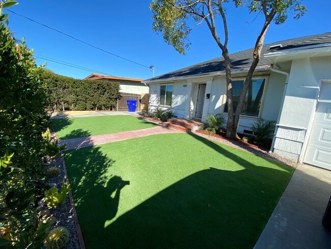 Building Photo - 4BD/2BA, Upgraded Kitchen! Sunroom!