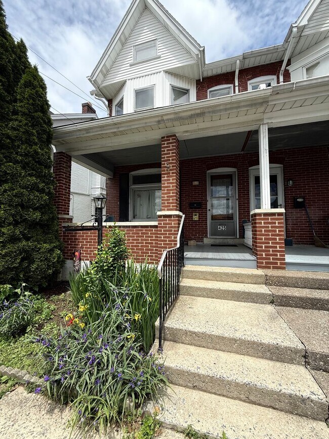 Building Photo - 425 Elm St