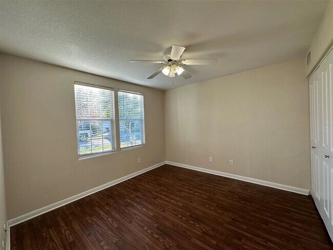 Building Photo - "Charming 1-Bedroom Condo Retreat in San Marcos – Perfect Comfort in 500 Sq Ft!"