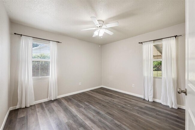 Building Photo - 2506 Oak Ln