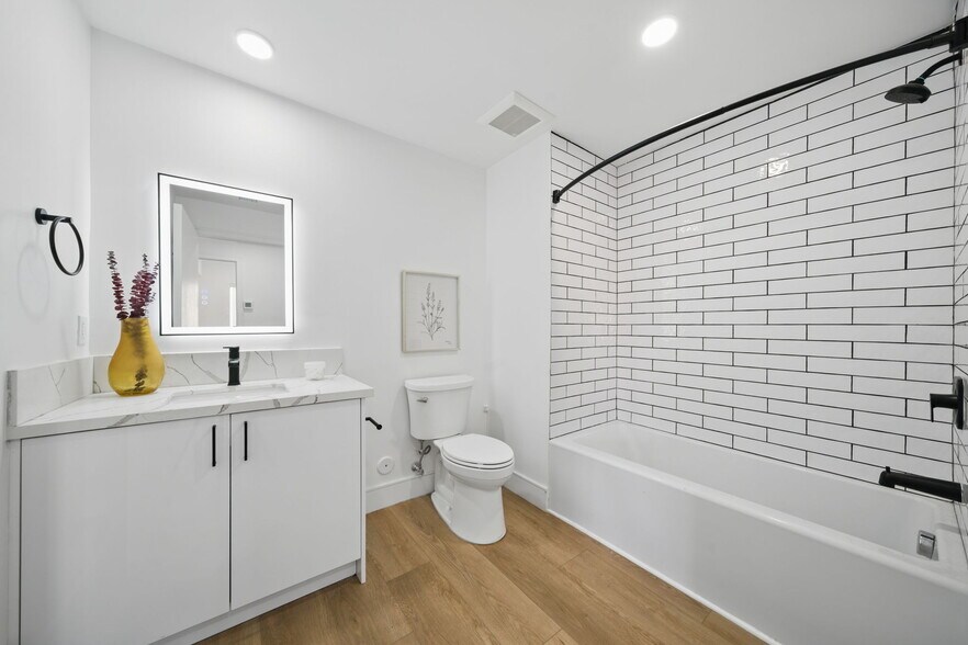 Building Photo - 212 N Mariposa Ave