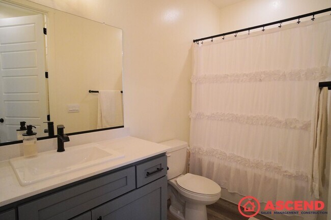 Building Photo - Lovely Home Near Frontier Highschool!