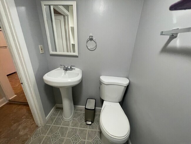 Building Photo - 42 Fisher Hill Rd