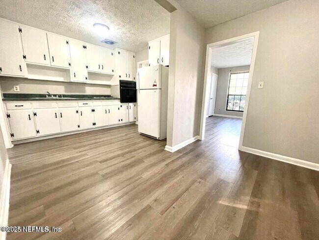 Building Photo - 6422 Solandra Dr