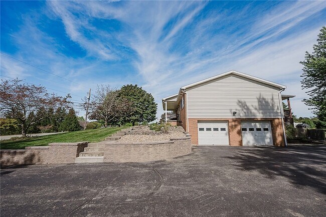 Building Photo - 979 Barclay Rd