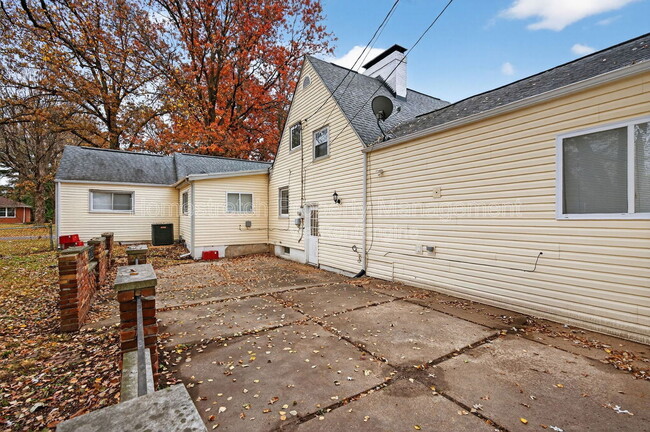 Building Photo - 5 Van Crest Ln