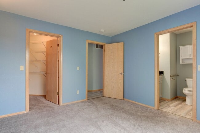 Building Photo - 2 Bed 2 Bath Water View Condo - Water/Sewe...