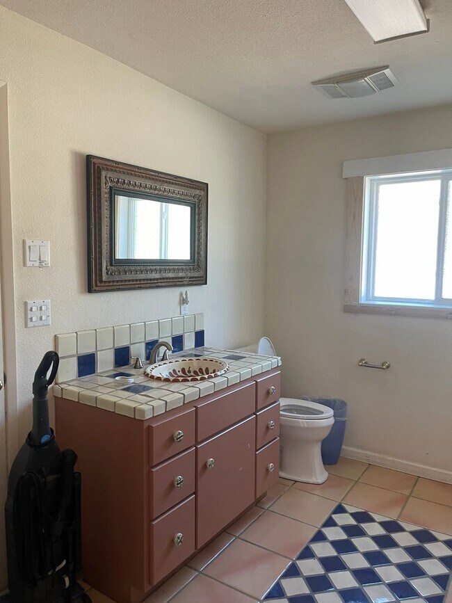 Building Photo - Beautiful Home in Chualar -with many ameni...