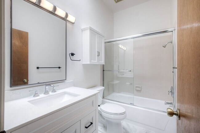 Building Photo - La Jolla Pines- Top Level 2 Bed/2 Ba Available Now!!