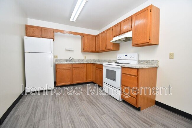 Building Photo - 805 W Villard St