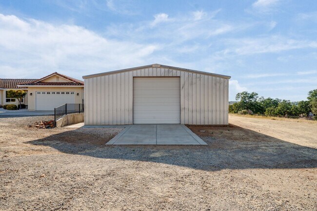 Building Photo - Spacious 3 Bed, 2 Bath Home with Acreage, ...