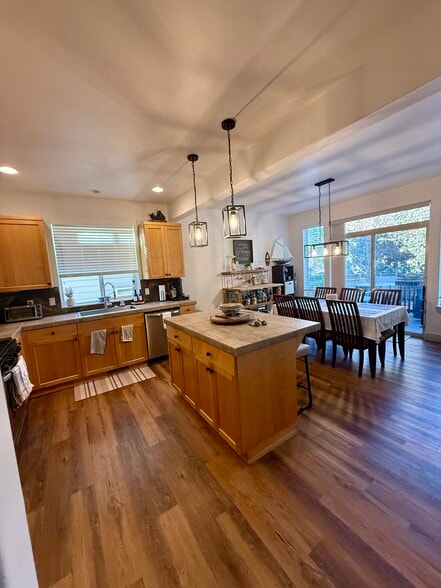 Building Photo - 3150 NE Angela Ave