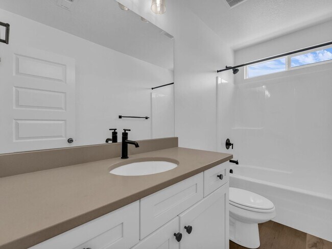 Building Photo - Open and Bright 3 Bedroom 2.5 Bath Townhome in Lehi!