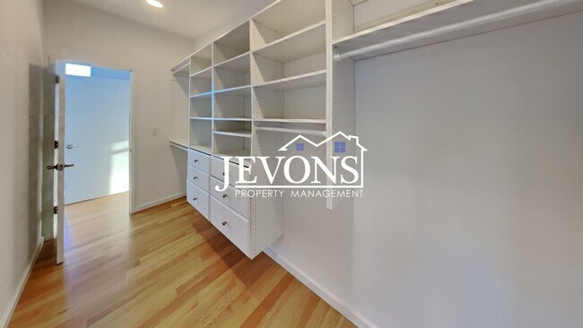 Building Photo - 5BR/4.5BA House in Seattle -- Available Now!