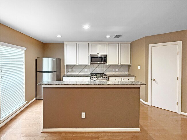 Building Photo - 1263 W 17th St