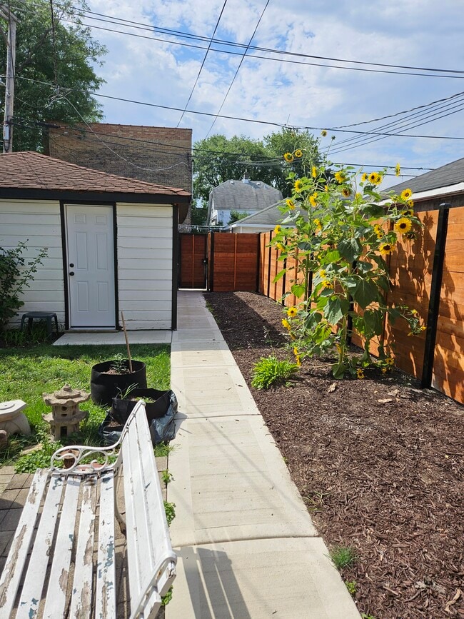 Building Photo - 5401 W Byron St